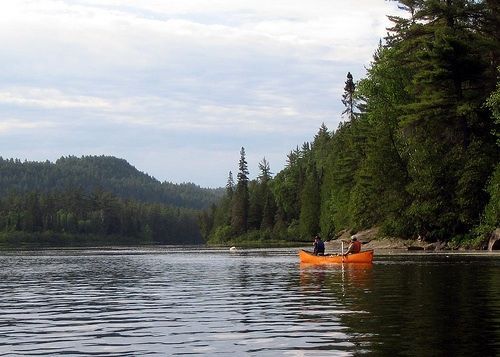 Deux personnes font du canot sur la rivière Spanish. 
