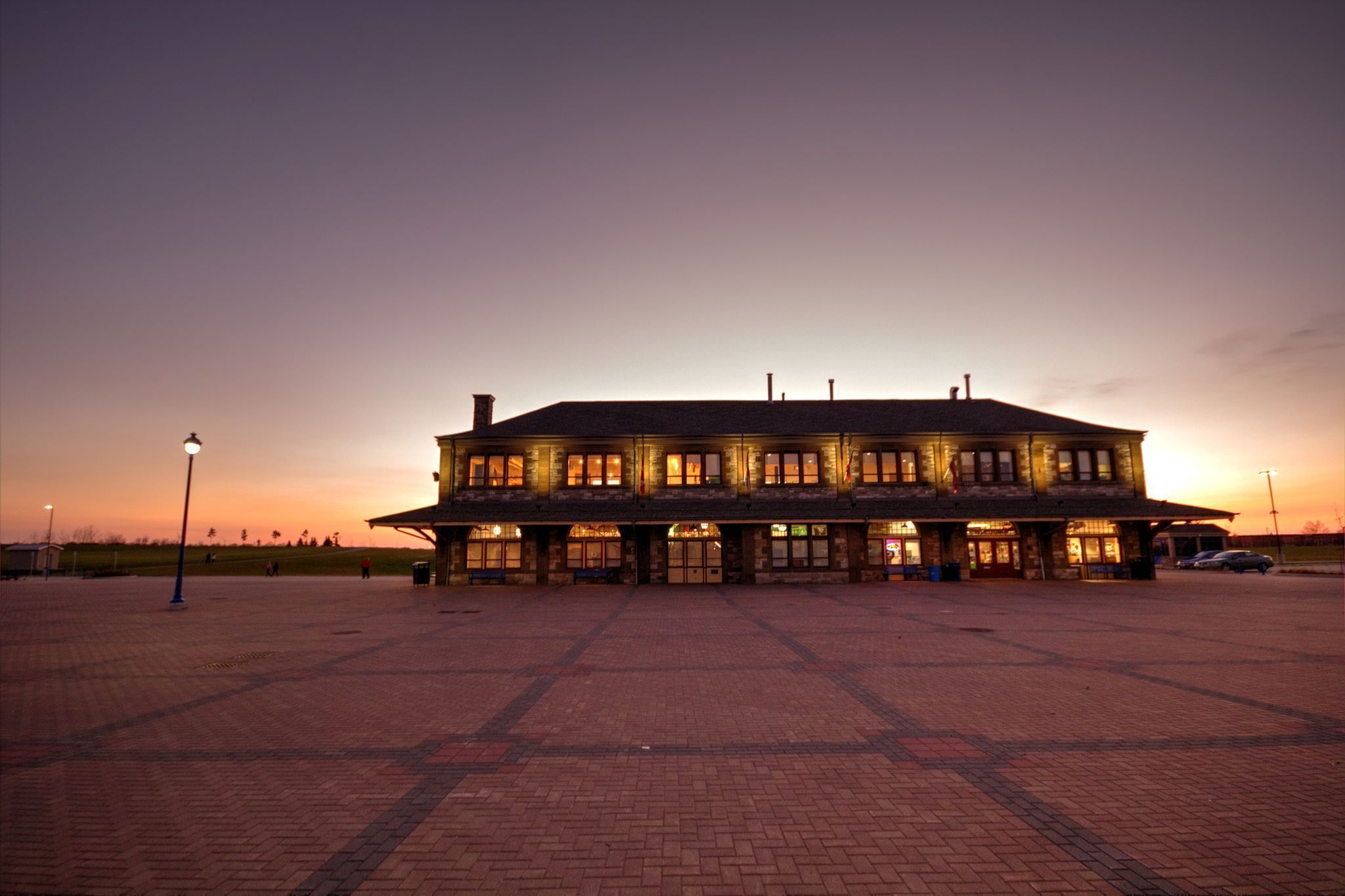 La nuit tombe sur le musée de North Bay. Au loin, on devine le coucher de soleil au-dessus du lac Nipissing.