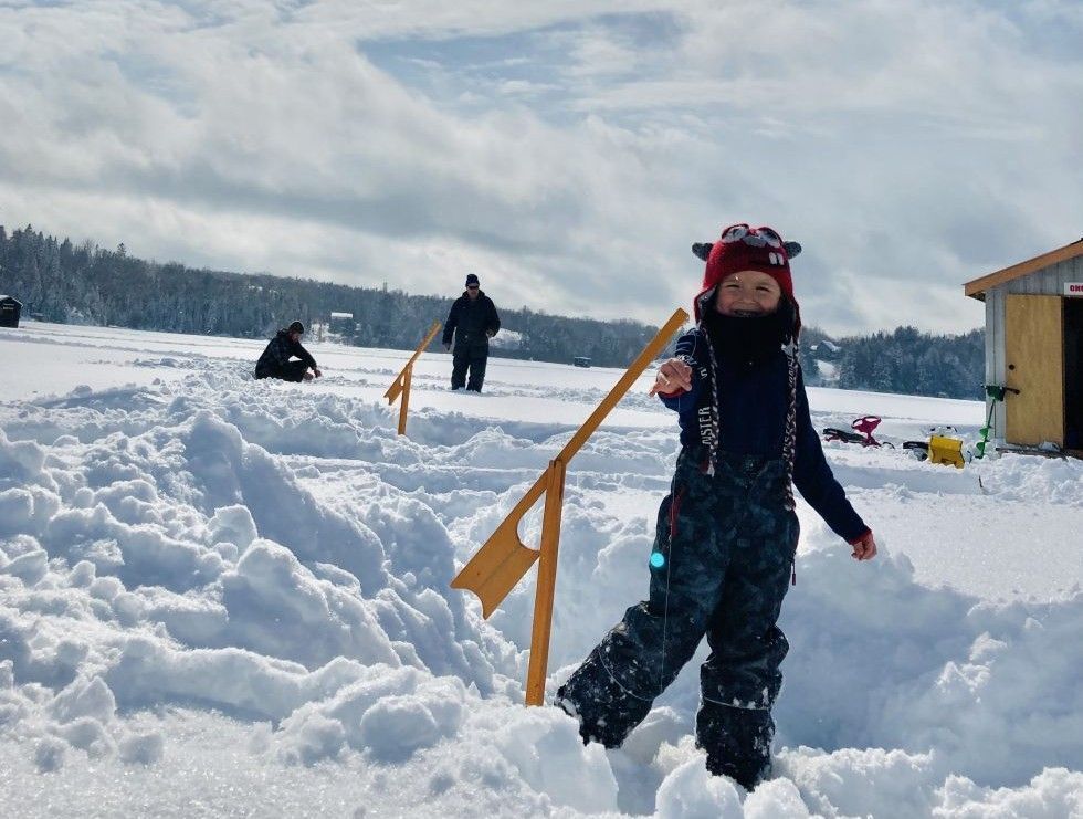 Un enfant pêche sur la glace sur le lac Nosbonsing.