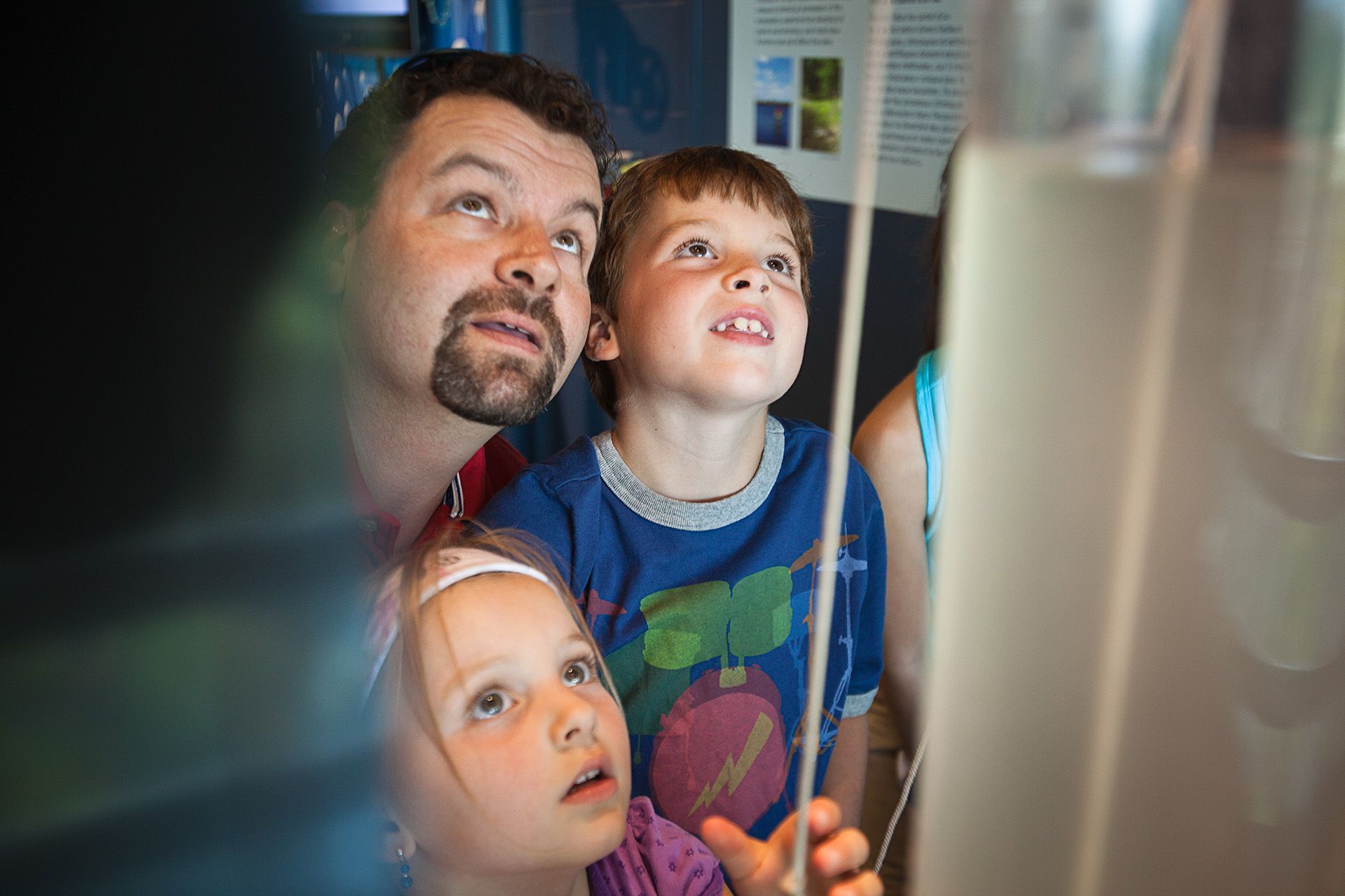 Une famille regarde un présentoir à Science Nord, à Sudbury.