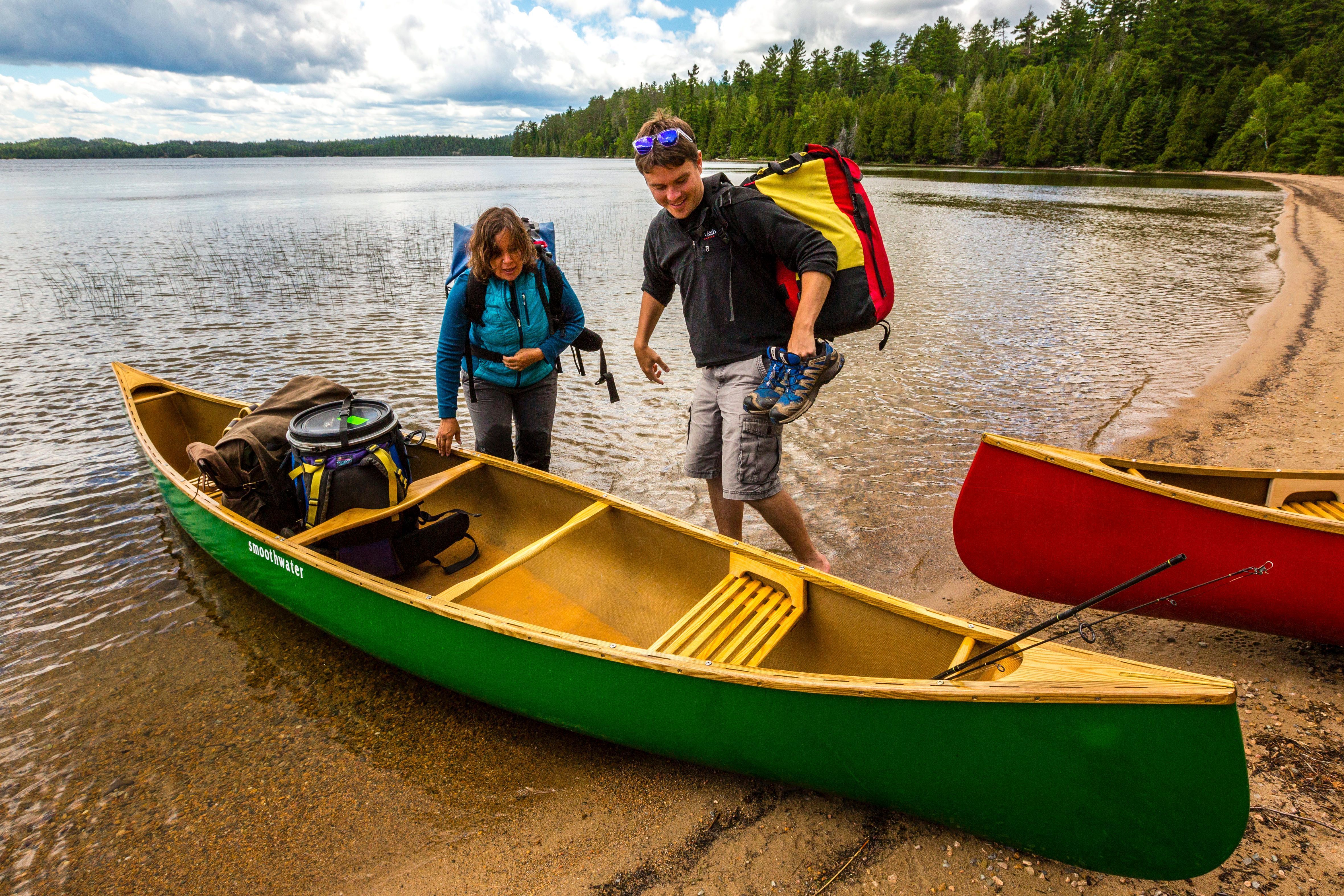Deux personnes se préparent à faire une excursion de canot sur le lac Temagami.